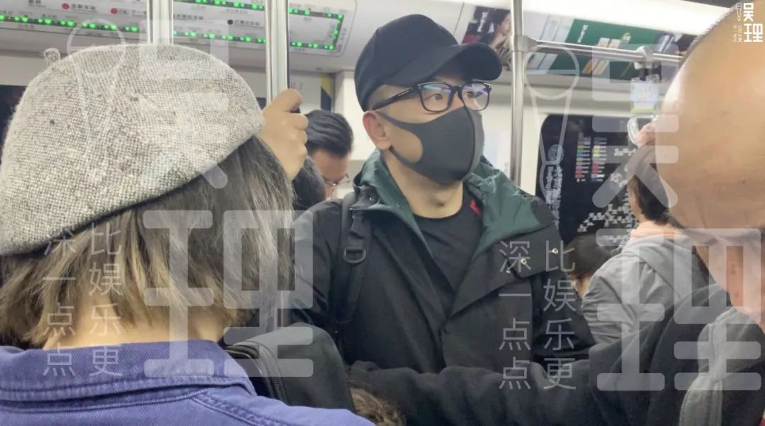 “普通人”状态下的黄海波,正在搭乘地铁中